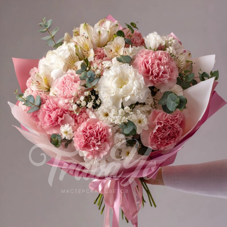 Букет с гвоздиками &laquo;Нежный румянец&raquo;