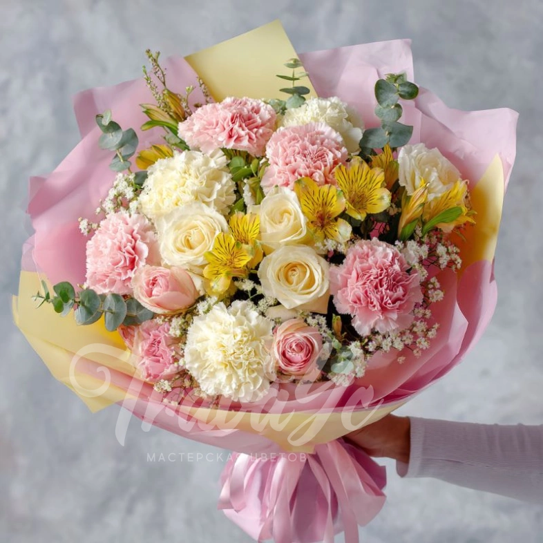 Букет с гвоздиками &laquo;Яркий момент&raquo;