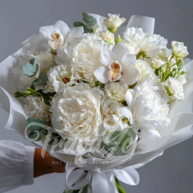 Букет с пионами &laquo;Снежное прикосновение&raquo;
