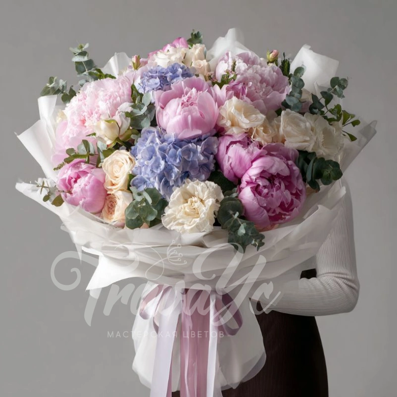 Букет с пионами &laquo;Тёплая акварель&raquo;