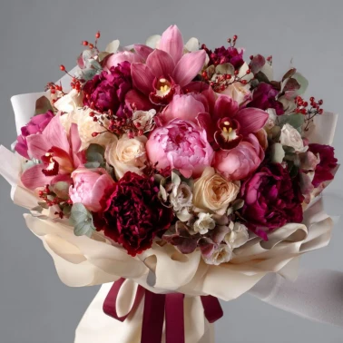 Букет с пионами «Рубиновая вуаль»