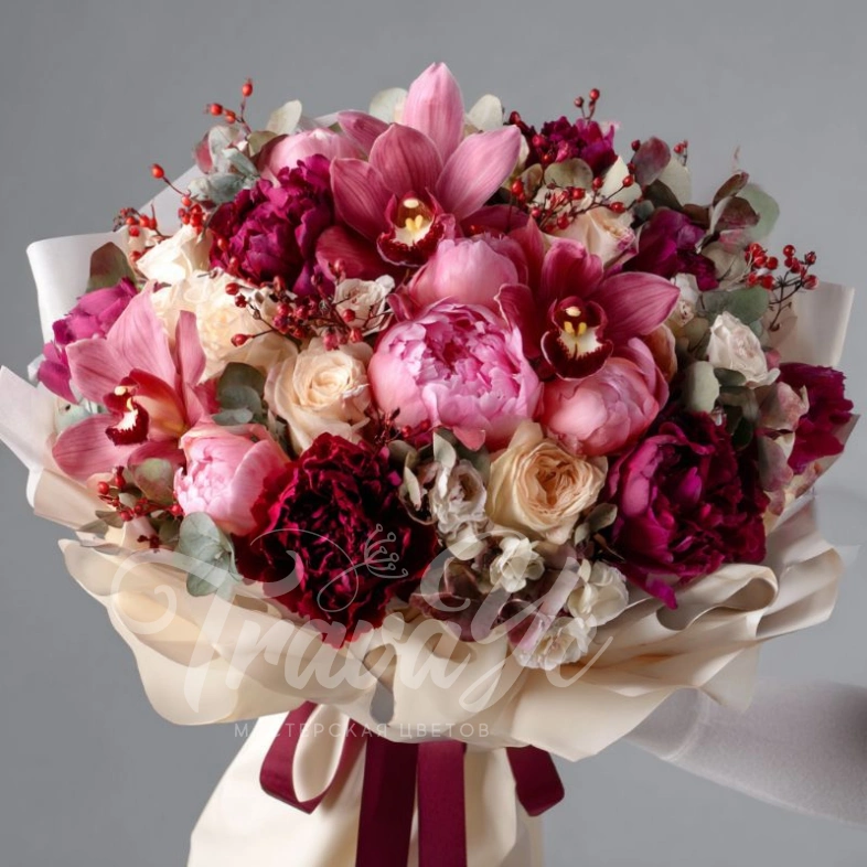 Букет с пионами &laquo;Рубиновая вуаль&raquo;