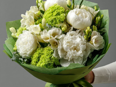 Букет с пионами «Нежный оазис»