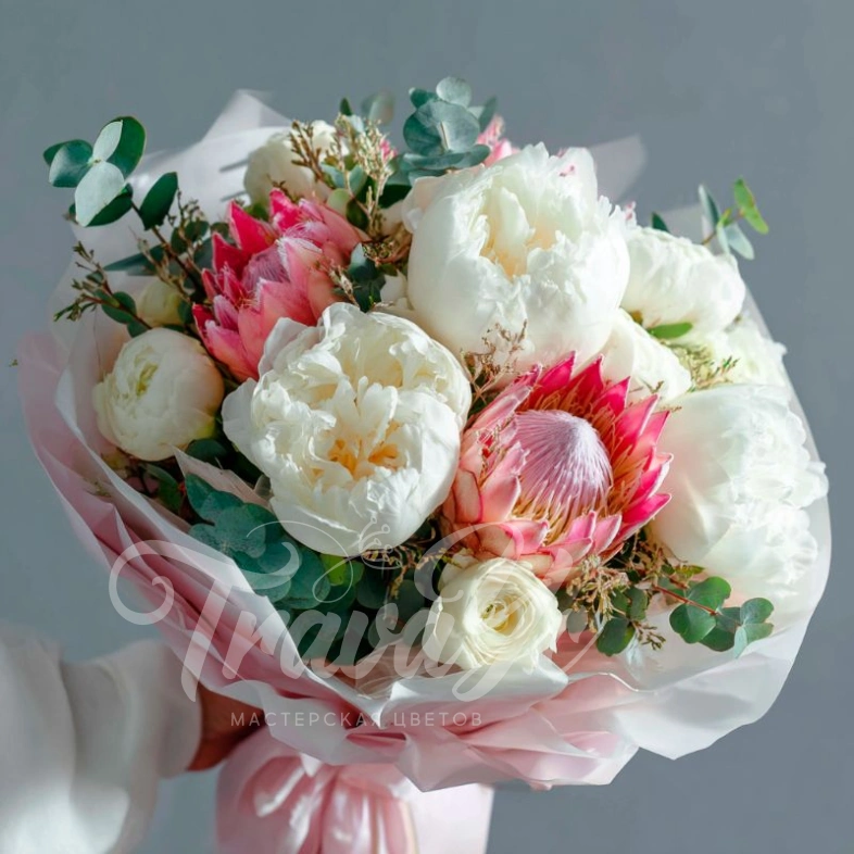 Букет с пионами &laquo;Румяный этюд&raquo;