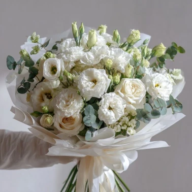 Букет с эустомами «Светлая вуаль»