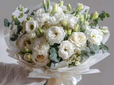 Букет с эустомами «Светлая вуаль»
