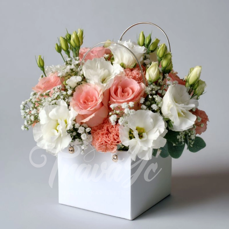 Композиция в сумочке &laquo;Цветочный комплимент&raquo;