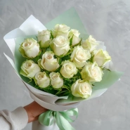 15 белых роз российских 0