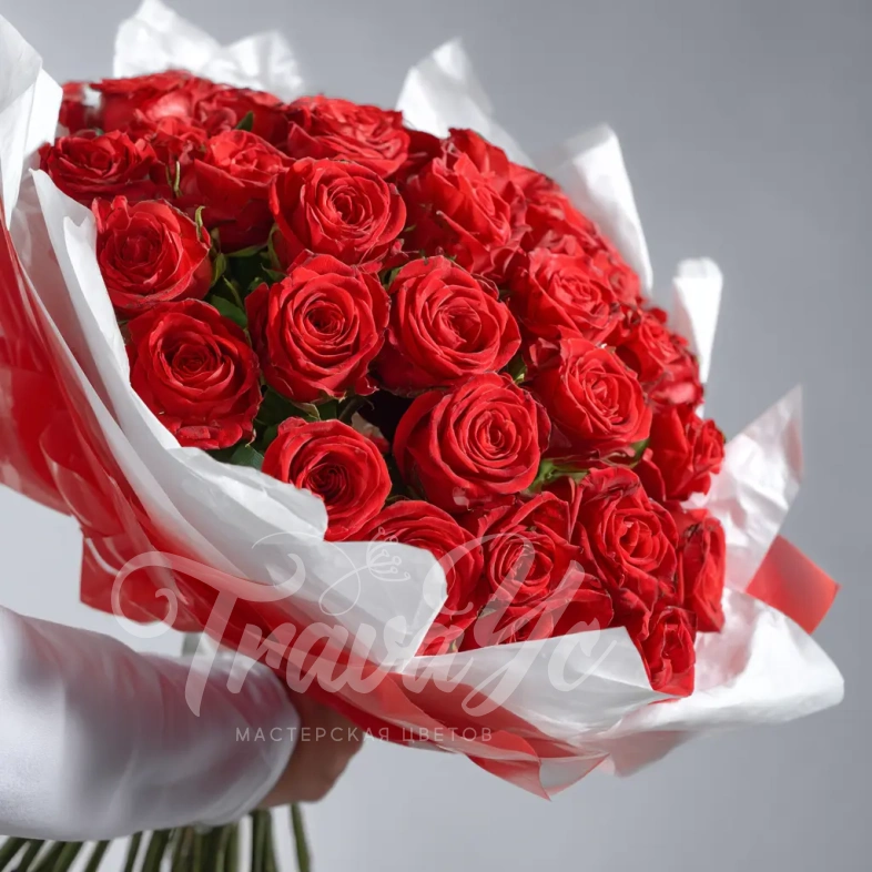 Красные розы &laquo;Карминовый взгляд&raquo;