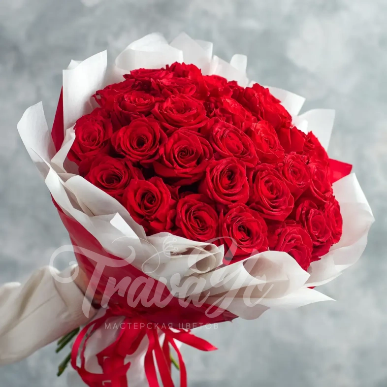 Красные розы &laquo;Карминовый взгляд&raquo;